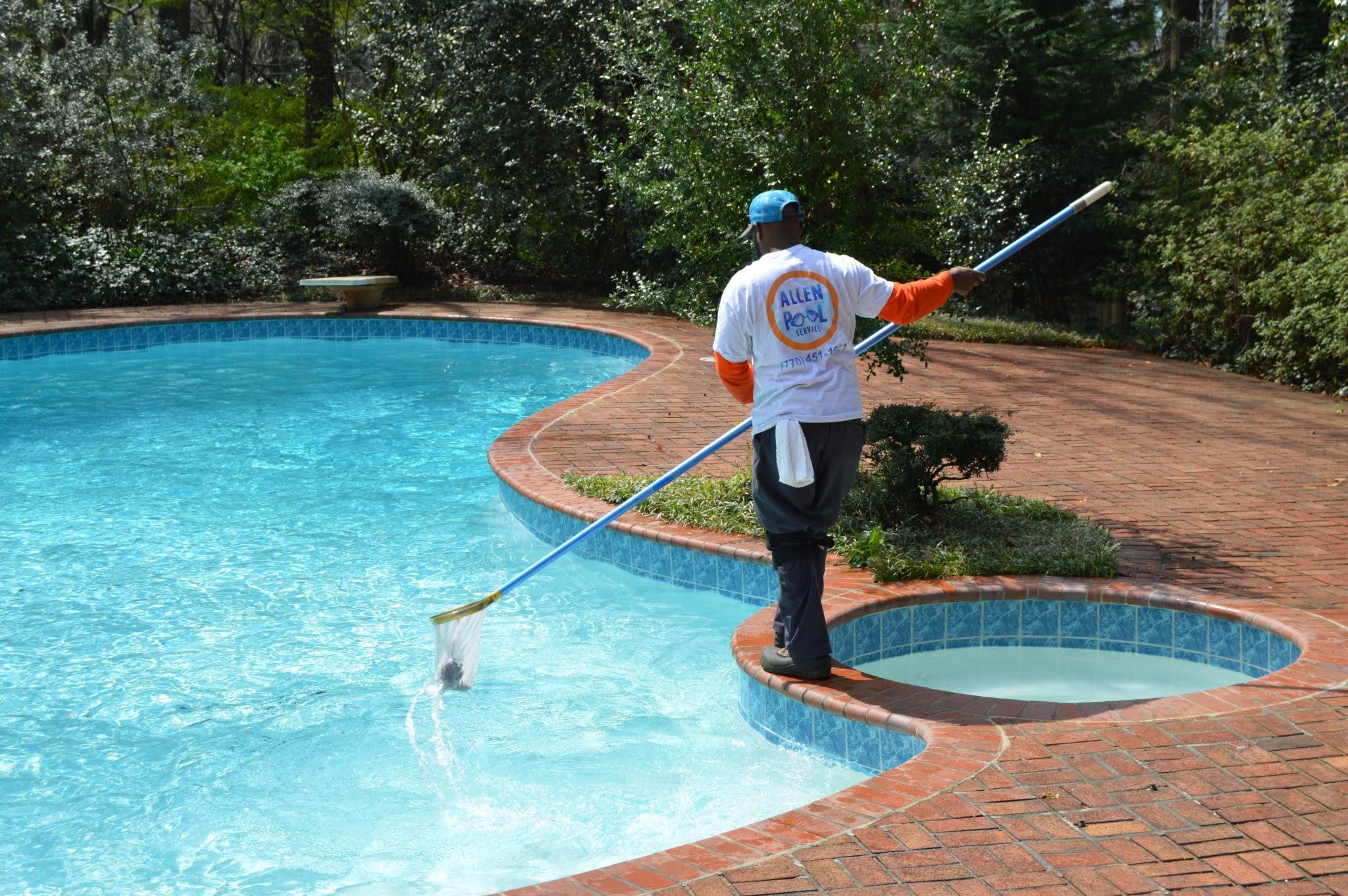 Ricardo Pool Cleaning Services: Service Image-2